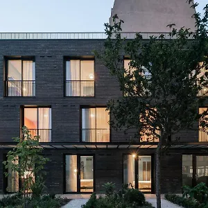 Deskopolitan House מלון